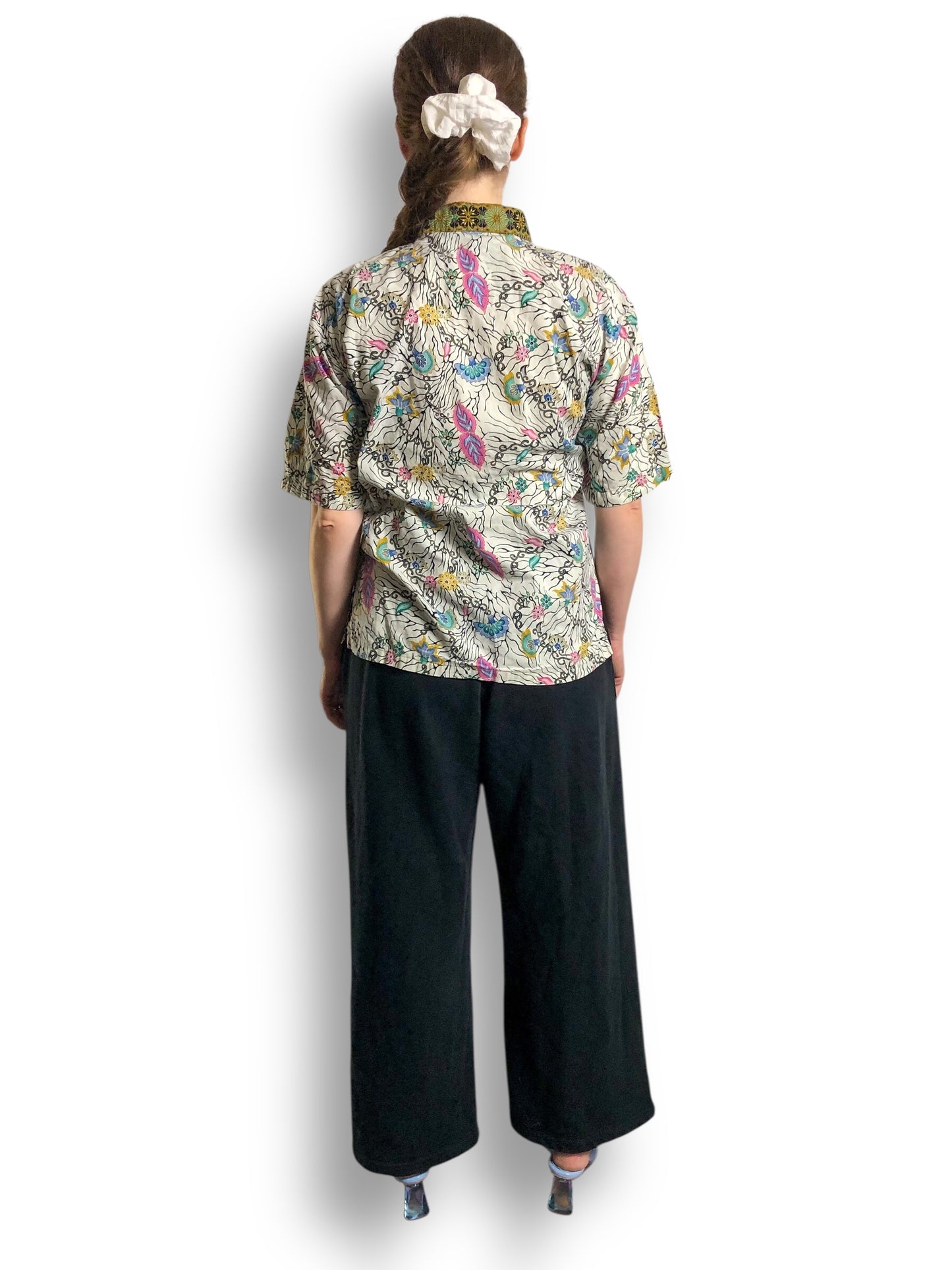 90’s/Y2K White Graphic Print Button Down Shirt (M/L)