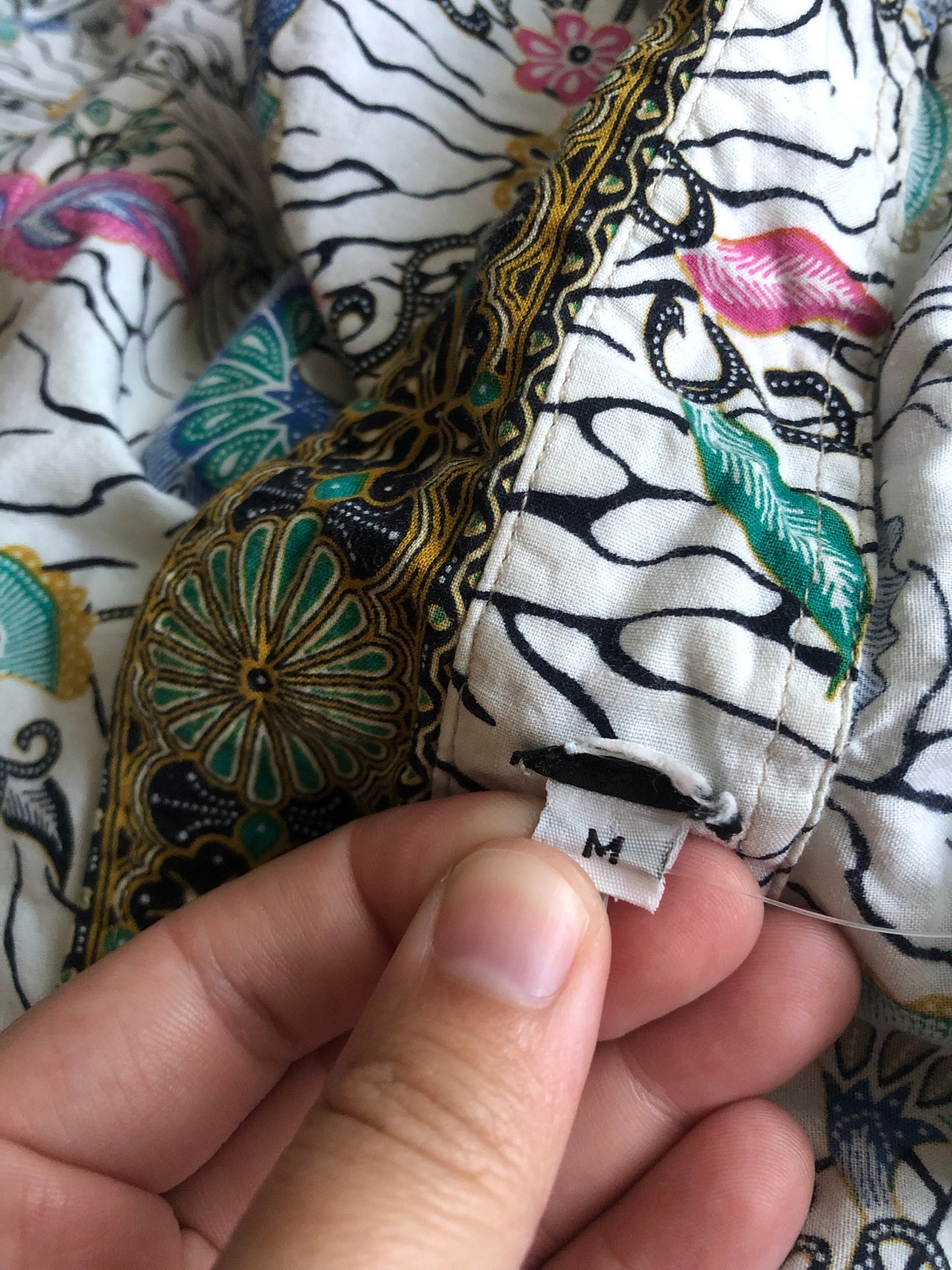 90’s/Y2K White Graphic Print Button Down Shirt (M/L)