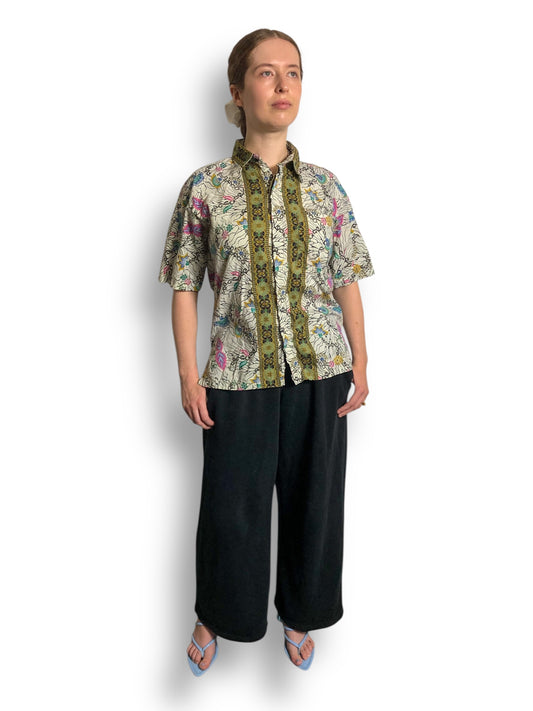 90’s/Y2K White Graphic Print Button Down Shirt (M/L)